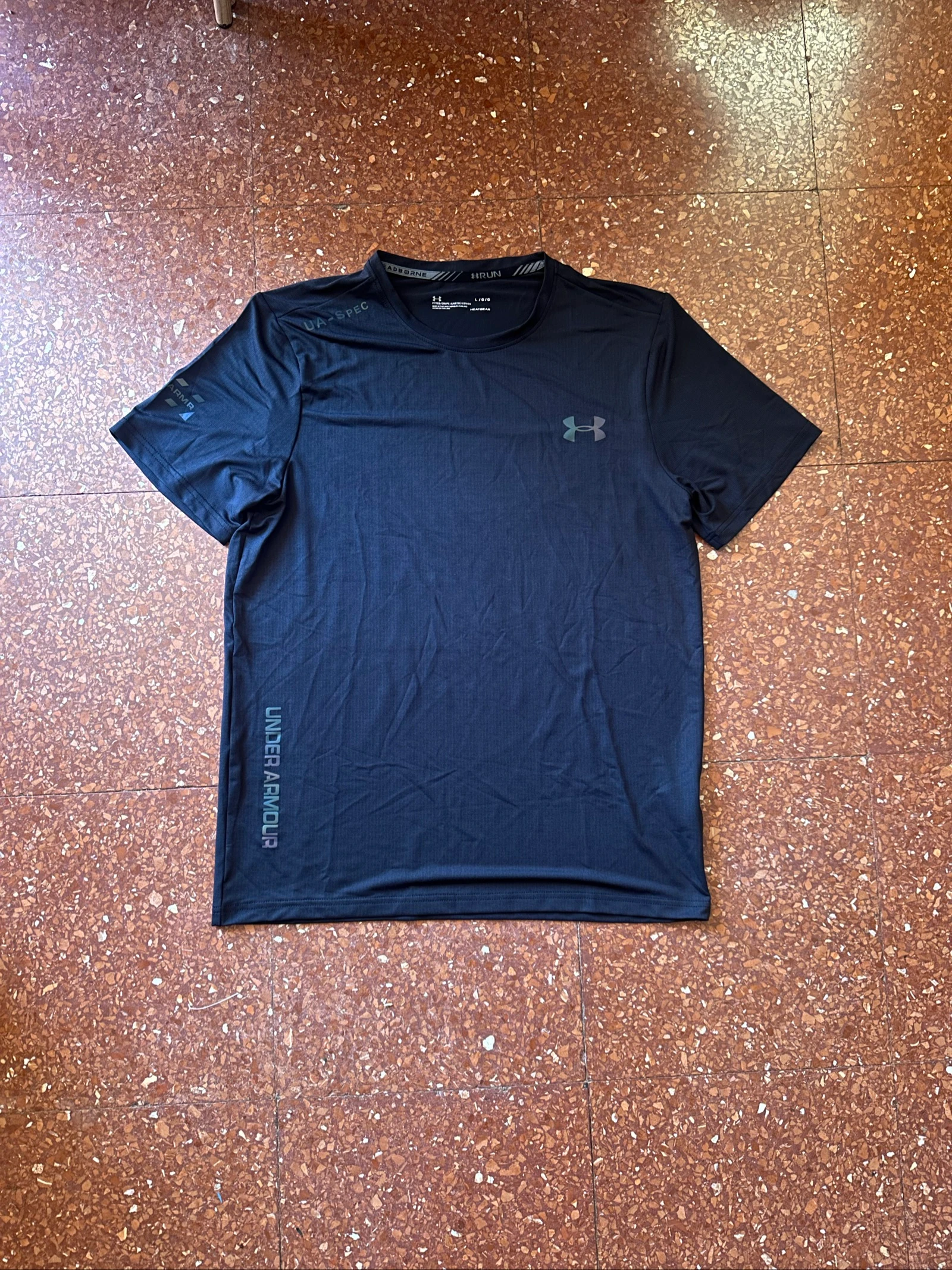 Ensemble de sport noir Under Armour - T-shirt et short – photo 3